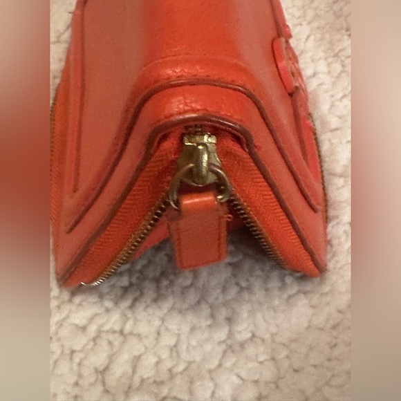 Tory Burch Amanda Orange Zip-Around Wallet - Picture 5 of 7